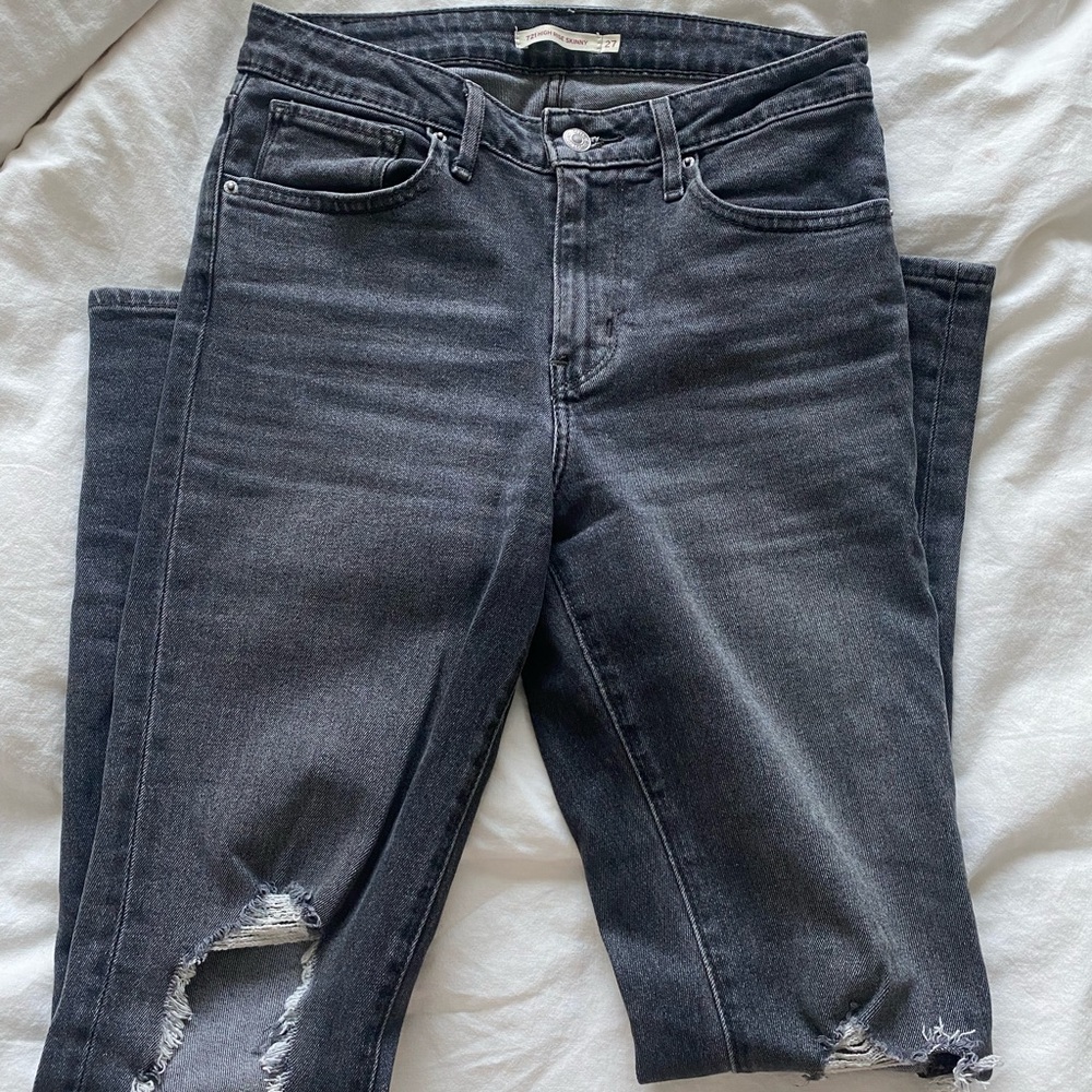 High-Waisted Black Skinny Levi’s